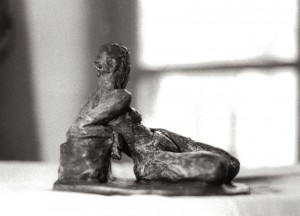 figure assise, terre cuite